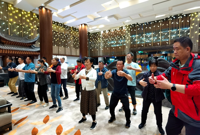 湘潭市太極拳協(xié)會(huì)會(huì)長(zhǎng)現(xiàn)場(chǎng)教授太極.jpg